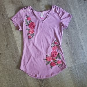 Juniors size MED No Boundaries rosey ropes top